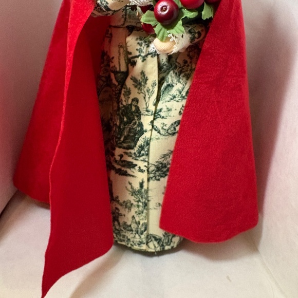 Byers Choice WILLIAMSBURG Colonial Caroler Woman W/Basket of Red Apples Tags - Picture 4 of 10